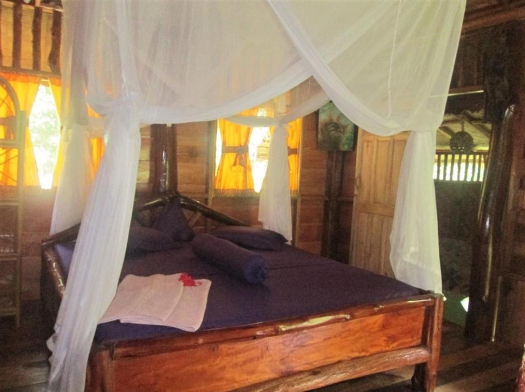 On The Rocks Bungalows, Restaurant And Jungle Trekking Tours Bukit Lawang Exterior photo