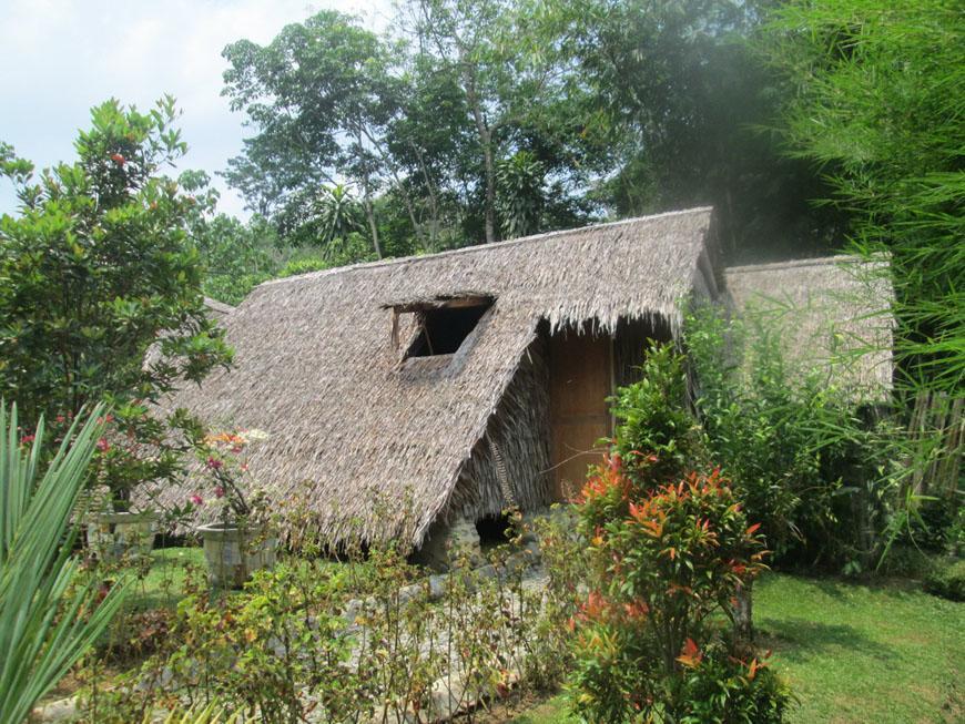On The Rocks Bungalows, Restaurant And Jungle Trekking Tours Bukit Lawang Exterior photo