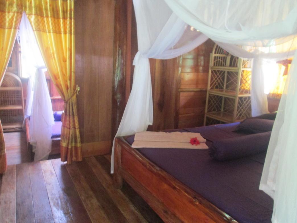 On The Rocks Bungalows, Restaurant And Jungle Trekking Tours Bukit Lawang Exterior photo