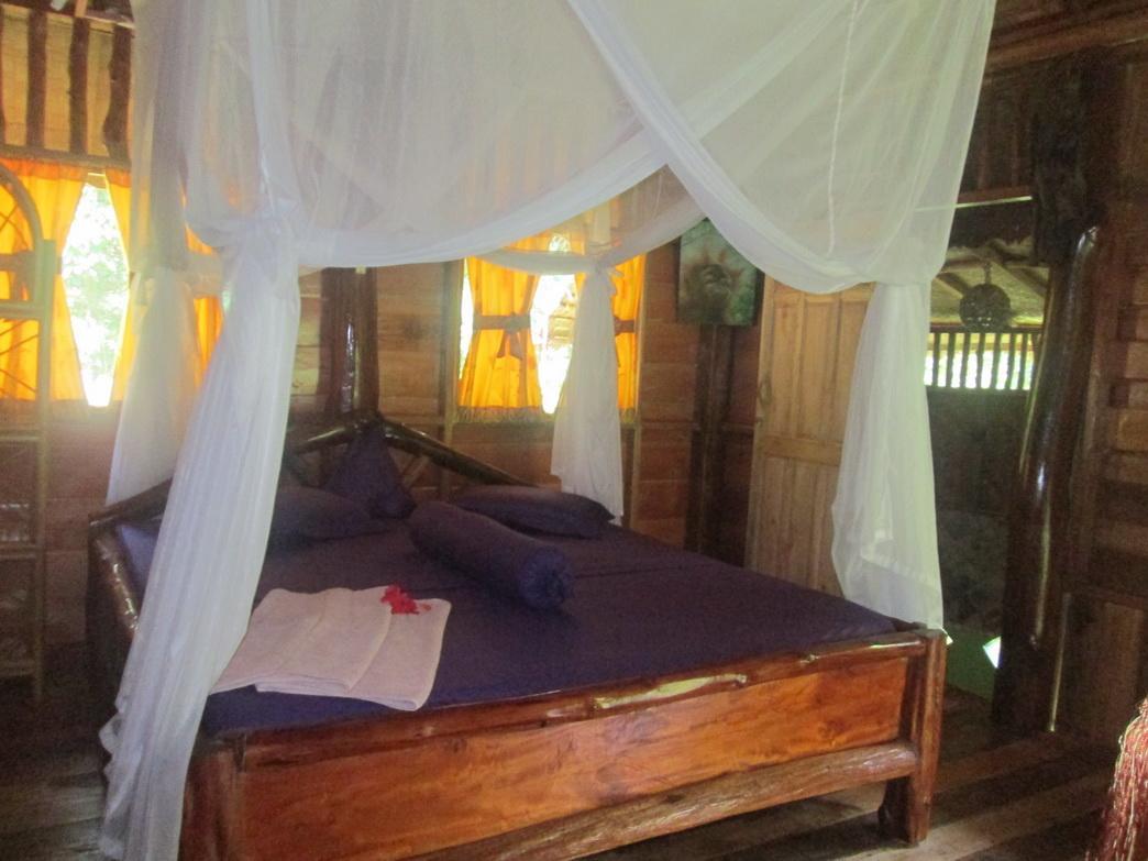 On The Rocks Bungalows, Restaurant And Jungle Trekking Tours Bukit Lawang Exterior photo