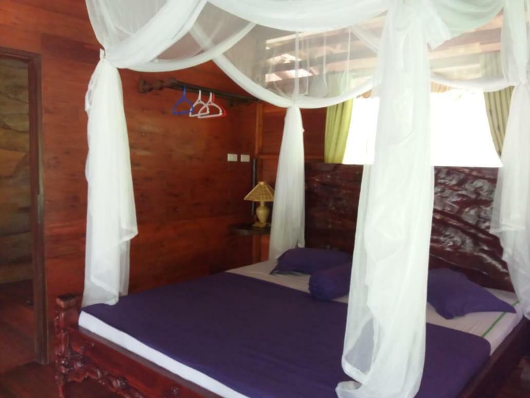 On The Rocks Bungalows, Restaurant And Jungle Trekking Tours Bukit Lawang Exterior photo