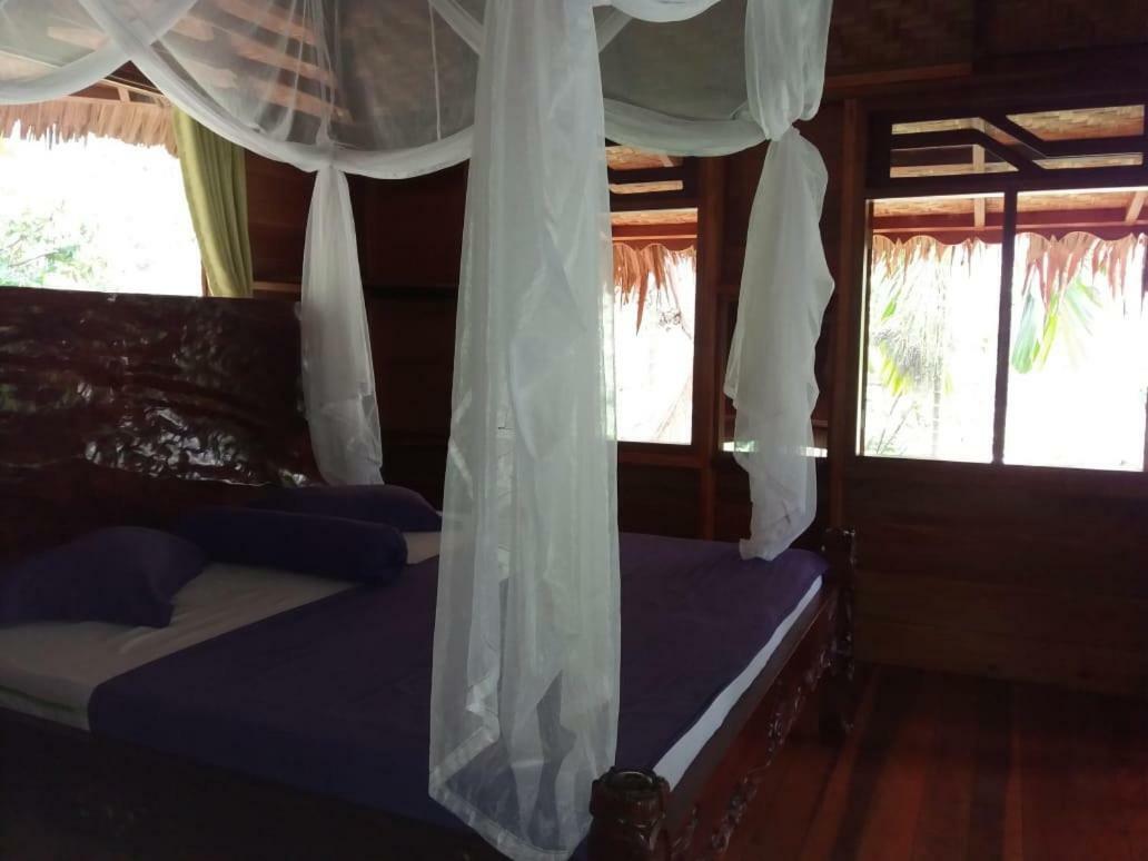 On The Rocks Bungalows, Restaurant And Jungle Trekking Tours Bukit Lawang Exterior photo