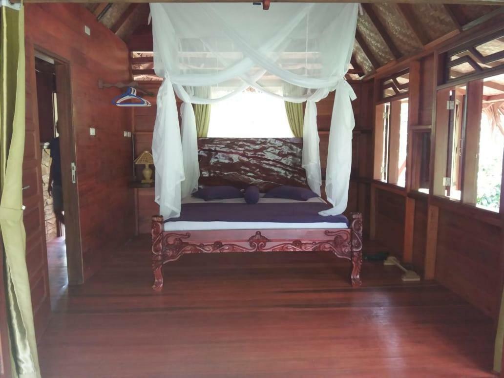 On The Rocks Bungalows, Restaurant And Jungle Trekking Tours Bukit Lawang Exterior photo