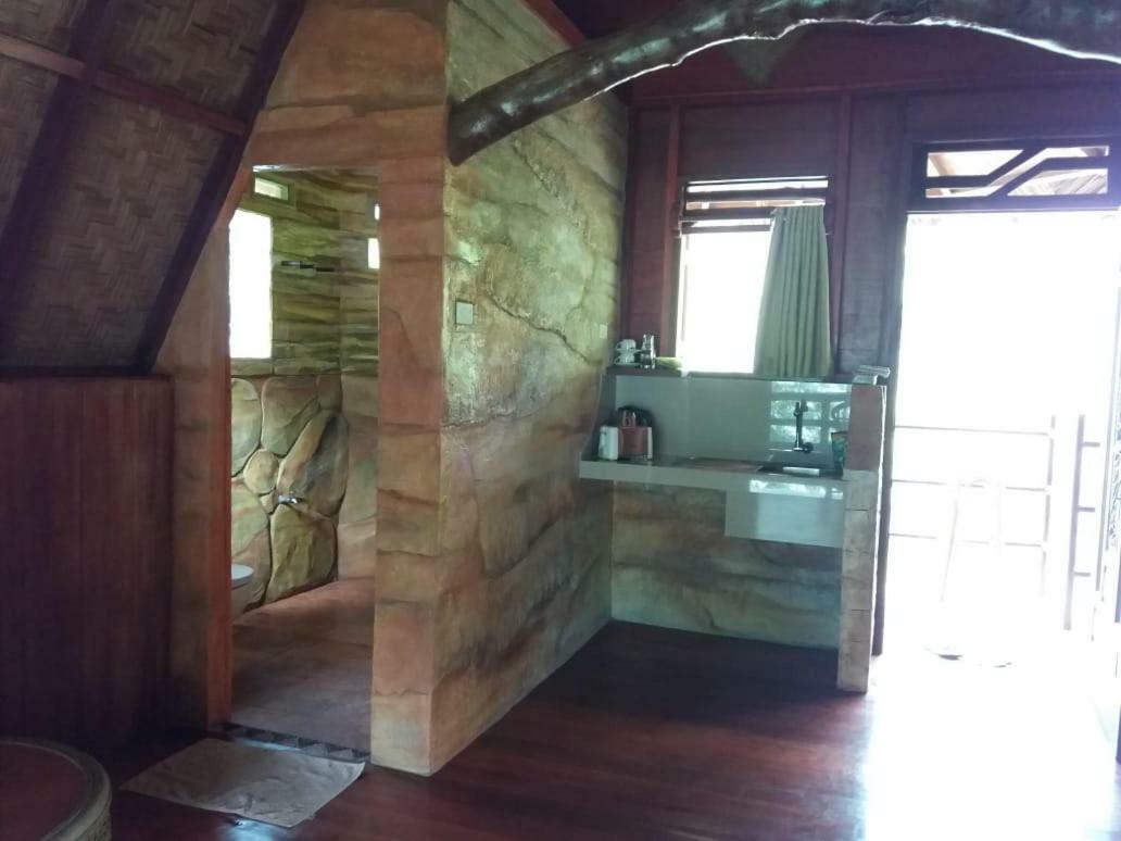 On The Rocks Bungalows, Restaurant And Jungle Trekking Tours Bukit Lawang Exterior photo